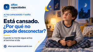 Niño con altas capacidades despierto en su dormitorio porque le cuesta desconectar la mente antes de dormir.
